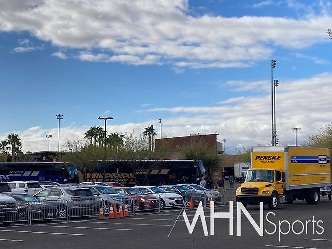 (조용해진 다저스 메이저리그 스프링캠프에 선수단을 공항으로 실어나르기 위해 대기중인 대형버스와 트럭의 엔진소리만 들렸다)