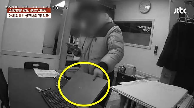 숨진 남편의 노트북을 훔쳐가는 모습. (JTBC '사건반장')