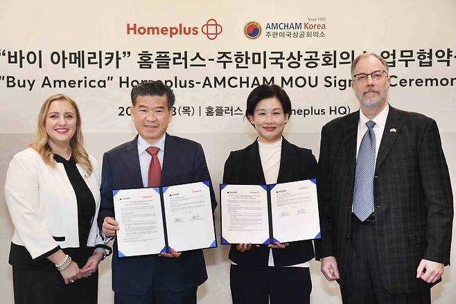 (왼쪽부터) 리사 앨런 주한미국대사관 농업무역관 관장, 제임스 김 암참 회장 겸 대표이사, 조주연 홈플러스 사장, 마크 드리스 주한미국대사관 농무참사관이 13일 오전 서울 등촌동 홈플러스 본사에서 미국산 식품 판매 확대를 위한 업무협약 후 기념 촬영을 하고 있다.(홈플러스 제공).