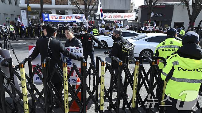 최재해 감사원장 및 이창수 중앙지검장 등 검사 3인에 대 탄핵심판이 열린 13일 오전 서울 종로구 헌법재판소 앞에서 탄핵 반대 시위가 열리고 있다. (공동취재) 2025.3.13/뉴스1 ⓒ News1 김도우 기자