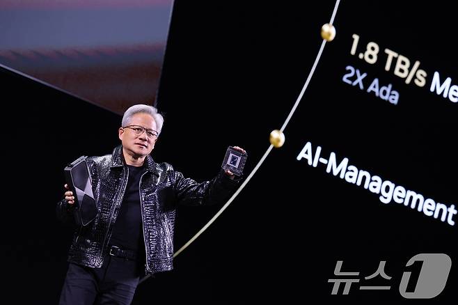 젠슨 황 엔비디아 최고경영자(CEO)가 세계 최대 IT(정보기술)·가전 전시회 'CES 2025' 개막을 하루 앞둔 지난 1월 6일(현지시간) 미국 네바다주 라스베이거스 만달레이베이 컨벤션센터에서 가진 기조연설에서 최신 인공지능(AI) 가속기 '블랙웰(Blackwell)'을 탑재한 지포스 RTX 50 시리즈 그래픽 카드를 공개하고 있다. 2025.1.6/뉴스1 ⓒ News1 신웅수 기자