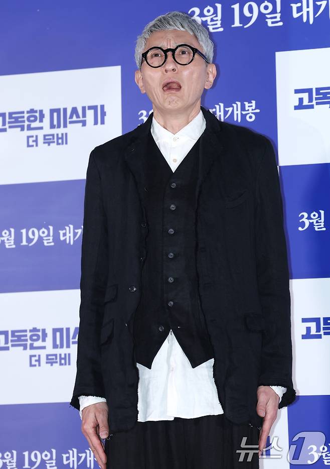 배우 겸 감독 마츠시게 유타카가 13일 오후 서울 용산구 CGV 용산점에서 열린 영화 '고독한 미식가 더 무비' 언론시사회 및 기자간담회에 참석해 포즈를 취하고 있다. '고독한 미식가 더 무비'는 프랑스 파리에서 시작해 일본의 외딴섬, 한국 남풍도 및 거제도를 찍고, 다시 일본 도쿄로! 오로지 궁극의 국물을 찾기 위한 프로 혼밥러 고로씨의 의도치 않은 모험을 담은 어드벤처 무비다. 2025.3.13/뉴스1 ⓒ News1 권현진 기자