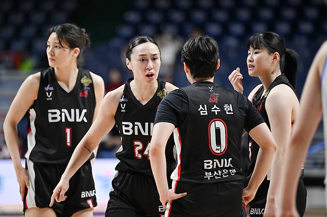 BNK 선수들. 사진 | WKBL