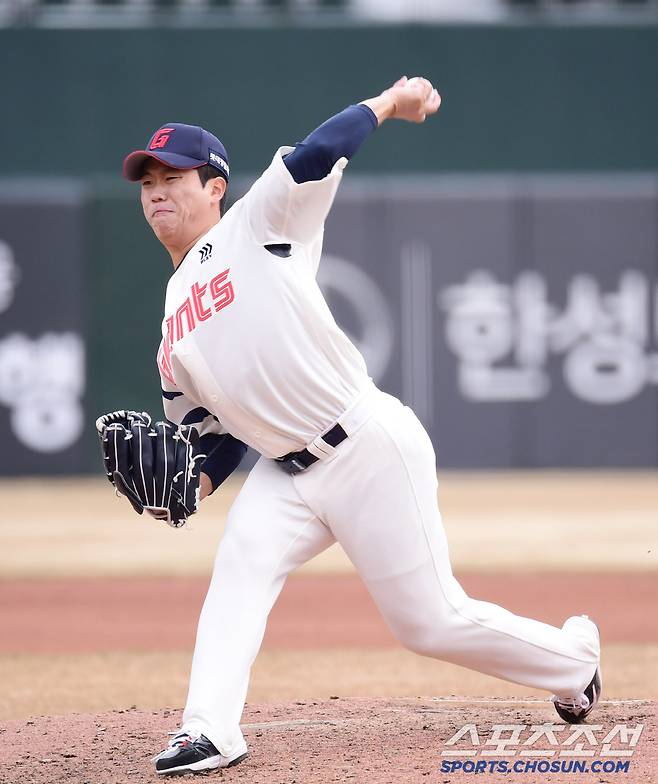 10일 부산 사직구장에서 열린 KBO리그 시범경기 롯데와 LG의 경기. 투구하고 있는 롯데 정현수. 부산=송정헌 기자songs@sportschosun.com/2025.03.10/