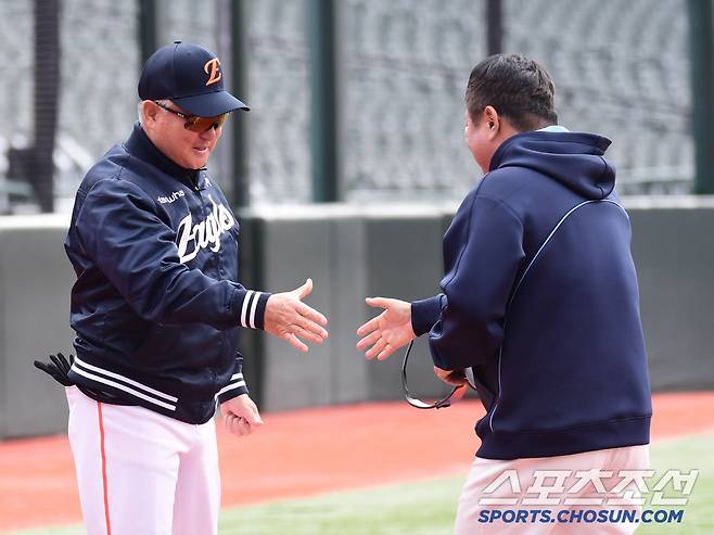 13일 부산 사직구장에서 열린 KBO리그 시범경기 롯데와 한화의 경기. 인사를 나누고 있는 한화 김경문 감독과 롯데 김태형 감독. 부산=송정헌 기자songs@sportschosun.com/2025.03.13/