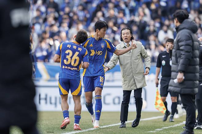 울산문수축구경기장/ K리그1/ 울산HDFC vs 제주SKFC/ 울산 허율 득점,김판곤 감독/ 골 세레머니/ 격려/ 사진 김재훈