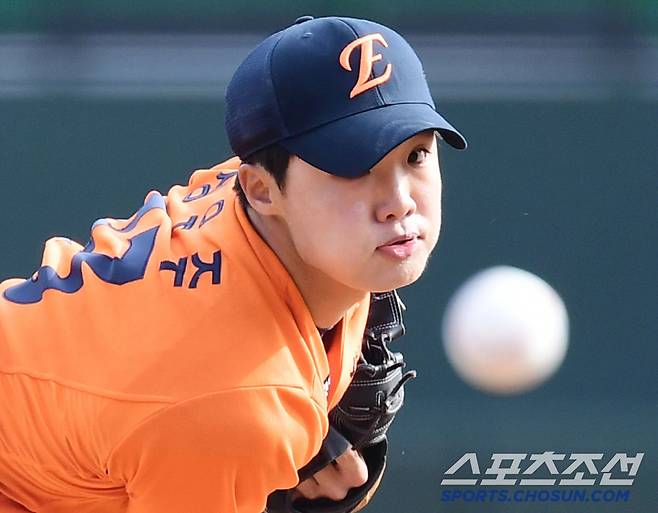 13일 부산 사직구장에서 열린 KBO리그 시범경기 롯데와 한화의 경기. 힘차게 투구하는 한화 정우주. 부산=송정헌 기자songs@sportschosun.com/2025.03.13/