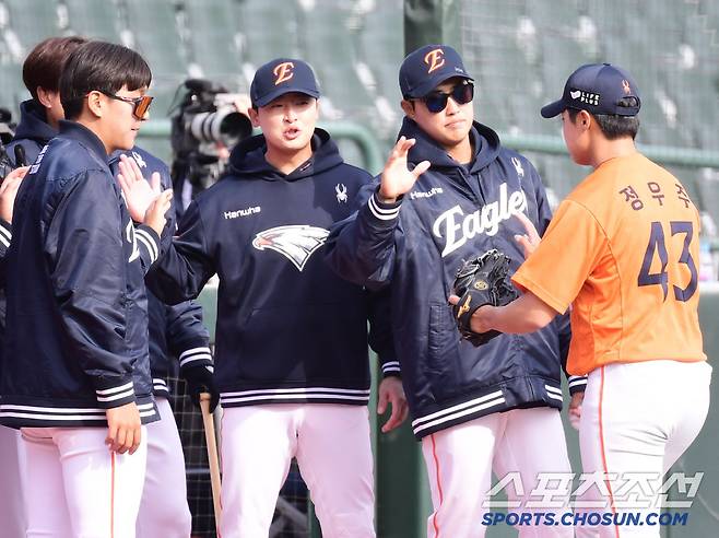 1이닝 무실점 투구를 마치고 하이파이브를 나누고 있는 정우주.