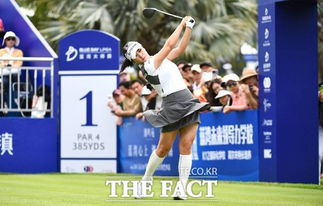 한국의 윤이나가 중국 하이난성 링수이의 레이크 블루베이 골프코스에서 9일 막을 내린 LPGA 투어 블루베이 LPGA에서 강력한 티샷을 하고 있다./하이난=신화.뉴시스