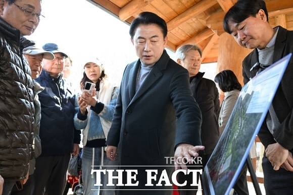 김동근 경기 의정부시장이 최근 ‘부용터널 상부 체육공원 조성사업’ 부지를 방문, 현황을 점검하고 있다./의정부시