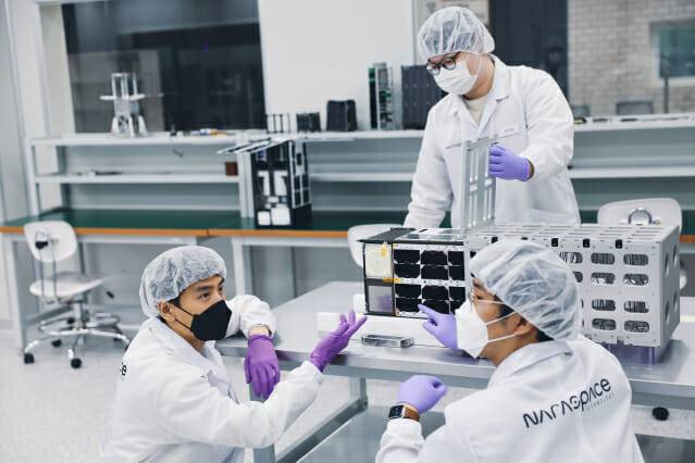 올해 말 발사될 누리호 4차 우주검증위성 본체를 나라스페이스 연구원들이 제작하는 모습. (사진=나라스페이스)