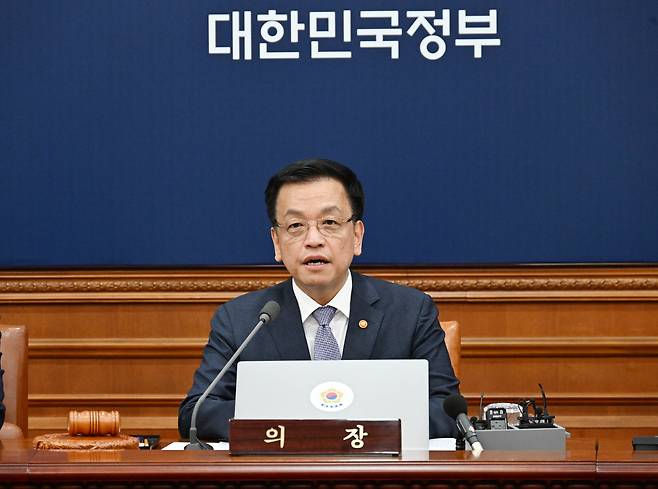 최상목 대통령 권한대행 부총리 겸 기획재정부 장관이 11일 서울 종로구 정부서울청사에서 열린 국무회의에서 발언을 하고 있다. /기획재정부 제공