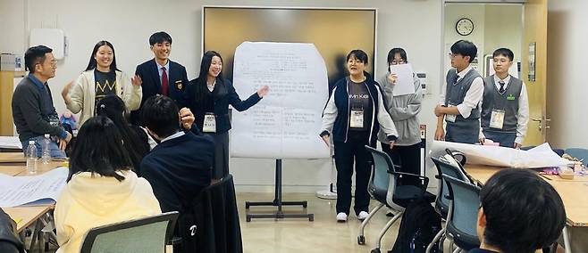지난해 11월 서울 송파구 정신여고에서 열린 학교 연합 대토론회. 학생들은 ‘독신세를 도입해야 하는가’를 주제로 서울시교육청의 역지사지 공존형 토론 방법에 따라 토론을 진행한 뒤 합의를 이끌어냈다. 이춘명 보성고 교사 제공