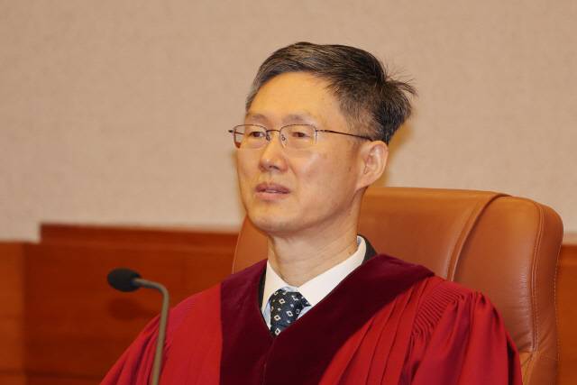 문형배 헌재소장 권한대행이 13일 서울 종로구 헌법재판소 대심판정에서 열린 최재해 감사원장 탄핵심판과 이창수 서울중앙지검장·조상원 중앙지검 4차장검사·최재훈 반부패2부장검사 탄핵심판의 선고기일에 착석해 있다. [사진공동취재단]