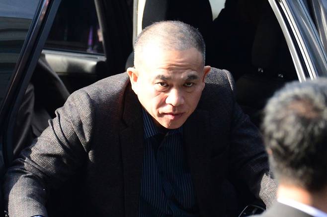 김건희 여사 공천 개입 의혹 핵심 당사자인 명태균 씨가 지난해 11월 8일 오전 조사를 받기 위해 경남 창원시 성산구 창원지방검찰청으로 출석하고 있다. /사진=뉴시스