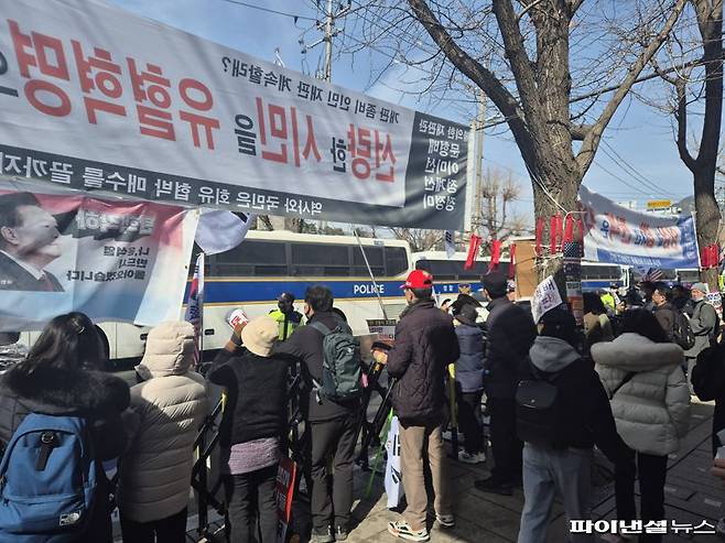 13일 오전 서울 종로구 헌재 앞에서 헌재를 향해 소리치는 윤석열 대통령 지지자들의 모습. 사진=김동규 기자