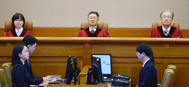 이창수 중앙지검장 등 검사 3인 및 최재해 감사원장에 대한 탄핵심판 선고가 열린 13일 서울 종로구 헌법재판소에서 문형배 헌법재판소장 권한대행을 비롯한 헌법재판관들이 자리하고 있다. 공동취재사진