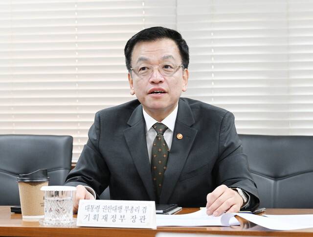 최상목 대통령 권한대행 부총리 겸 기획재정부 장관이 13일 서울 종로구 정부서울청사에서 열린 대외경제현안간담회를 주재하고 있다. 기획재정부 제공