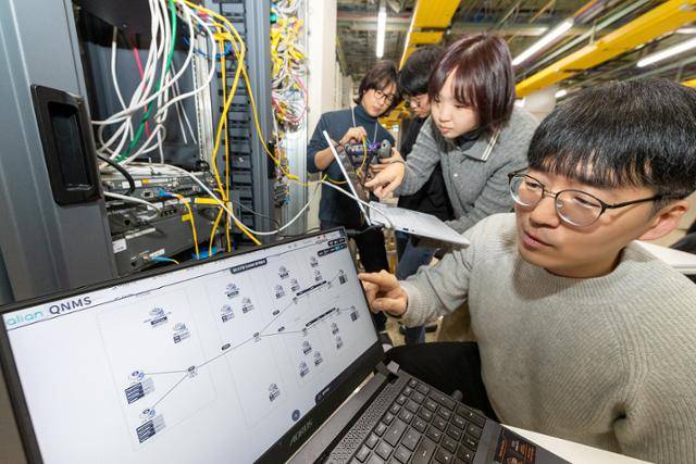 2월 26일 KT 연구원들이 자사의 5G망에 양자암호 기술을 적용한 하이브리드 네트워크 시스템을 살펴보고 있다. KT 제공