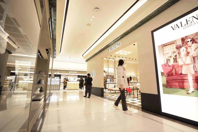 재단장을 마치고 14일 개관 예정인 신세걔백화점 본점 신관 2층 모습. 신세계백화점 제공