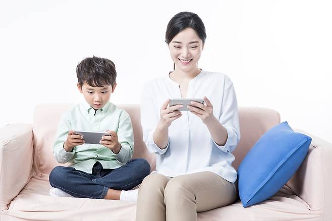 아이의 SNS 중독을 막으려면 가족 공동의 SNS 사용 규칙을 만들고, 부모도 이를 지켜야 한다./사진=클립아트코리아