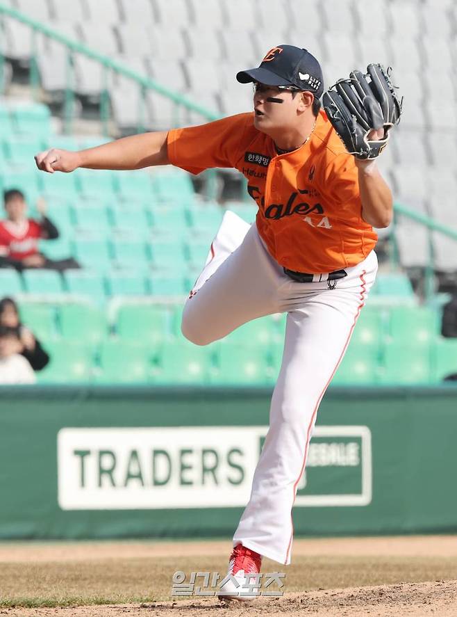 11일 오후 인천SSG랜더스필드에서 열린 2025 KB0리그 SSG랜더스와 한화이글스의 프로야구 시범경기에서 8회말 김서현이 등판해 SSG타선을 상대하고 있다. 인천=김민규 기자 mgkim1@edaily.co.kr