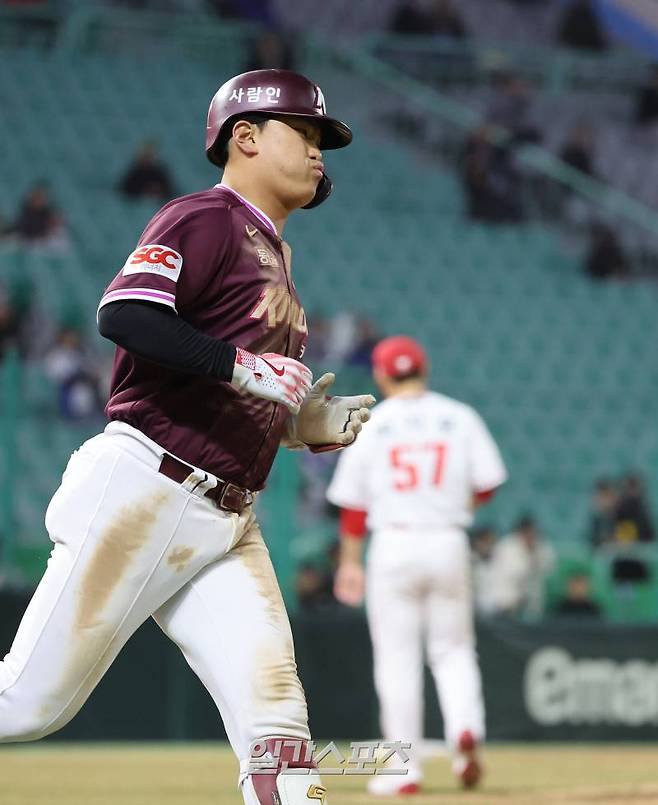 김건희가 13일 오후 인천SSG랜더스필드에서 열린 2025 KB0리그 SSG랜더스와 키움히어로즈의 프로야구 시범경기에서 4회말 무사 1루 투런홈런을 치고 베이스를 돌고 있다. 인천=김민규 기자 mgkim1@edaily.co.kr /2025.03.13/