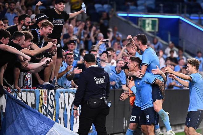 <yonhap photo-5948="">골 세리머니를 하는 시드니 선수들.     [EPA=연합뉴스] epa11960377 Patryk Klimala of Sydney (C) celebrates with teammates after scoring a goal during the AFC Champions League Two, Quarterfinals, second leg match between Sydney FC and Jeonbuk FC at the Sydney Football Stadium in Sydney, Australia, 13 March 2025. EPA/DAN HIMBRECHTS AUSTRALIA AND NEW ZEALAND OUT/2025-03-13 19:09:01/ <저작권자 ⓒ 1980-2025 ㈜연합뉴스. 무단 전재 재배포 금지, AI 학습 및 활용 금지></yonhap>