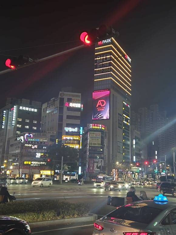 부산광역시 연제구 월드컵대로 M.PARK 건물 외벽에 설치된 세로형 전광판 모습. [사진=아이뉴스24 DB]