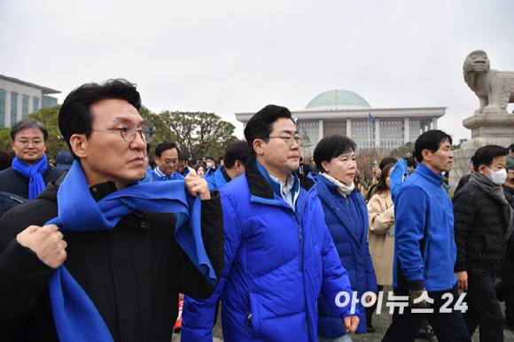 윤석열 대통령 파면 촉구 도보행진에 참가한 더불어민주당 의원들이 12일 서울 여의도 국회에서 광화문을 향해 출발하고 있다. [사진=곽영래 기자]