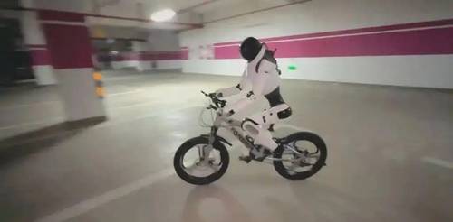 자전거 타는 중국 휴머노이드로봇. 중국 광명망 캡처. 연합뉴스