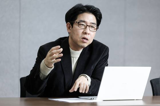 이장욱 메리츠증권 이노비즈센터장이 지난 10일 서울 여의도 사무실에서 중앙일보와 인터뷰하고 있다. 이 센터장은 "증권사도 커뮤니티와 매매가 연결된 형태로 진화하고 있다"고 말했다. 김성룡 기자