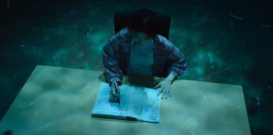 어린시절 집중력이 오르는 약을 접한 슬기는 처한 상황에서 벗어나기 위해 공부에 매달린다. 슬기는 약을 먹을 때마다 물 속 공간에 홀로 갇히는 듯 그려진다. 사진 STUDIO X+U