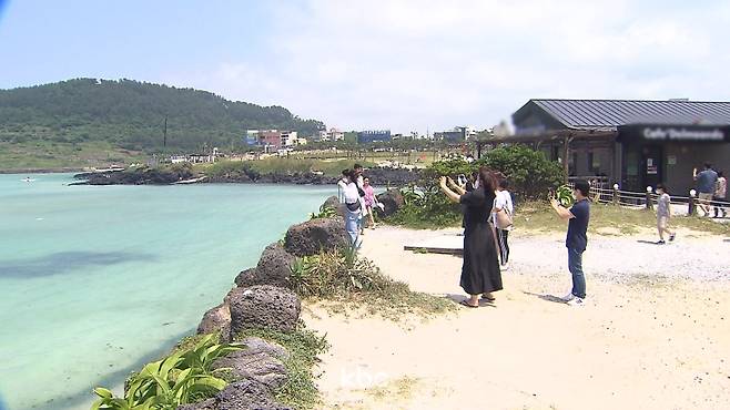 ▲ 제주 함덕해수욕장을 찾은 관광객들&nbsp;