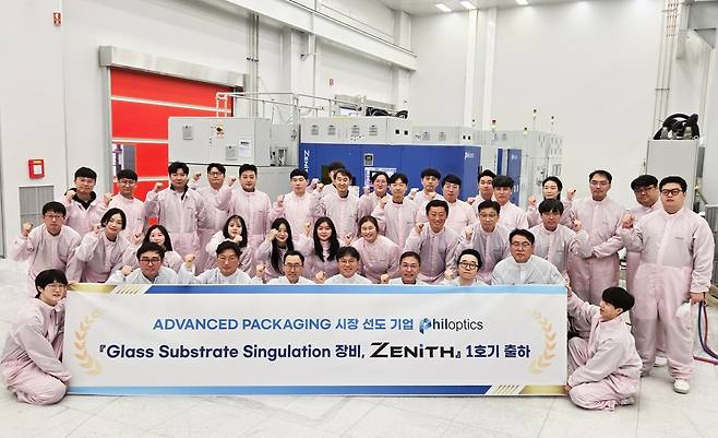 필옵틱스는 13일 해외 글로벌 반도체 메이커에 레이저 싱귤레이션 장비를 출하한다고 밝혔다. 싱귤레이션 출하식의 모습. 필옵틱스 제공