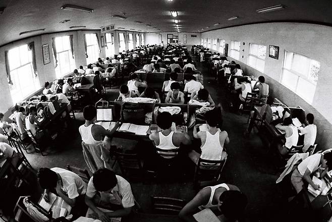 1985년 8월 정독도서관 열람실에서 시민들이 책을 읽고 있는 모습.  경향신문 자료사진