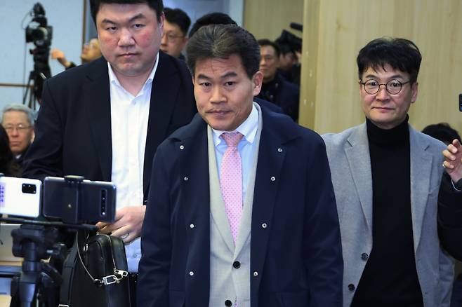 한국사 강사 전한길씨가 지난 12일 서울 여의도 국회 의원회관에서 열린 '국민저항권 긴급세미나'에 기조 강연자로 참석하고 있다. 사진=연합뉴스&nbsp;