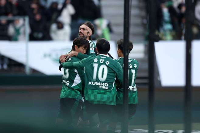 콤파뇨의 득점을 축하하는 전북 선수들. 한국프로축구연맹 제공