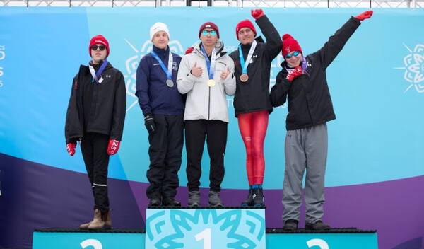 ‘2025 토리노 스페셜올림픽 세계동계대회’ 스키 크로스컨트리 남자 1㎞ 프리에서 우승한 조원상(가운데)이 시상식 후 입상자들과 기념촬영을 하고 있다. 선수 부모 제공