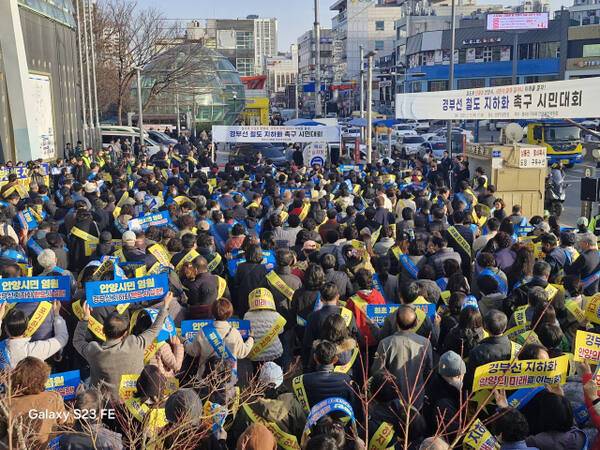 ‘경부선 지하화 안양 추진위원회’(위원장 김의중)가 13일 오후 5시 안양역 광장에서 시민 400여명이 참석한 가운데 정부의 종합계획 반영을 촉구하는 성명서를 발표했다. 최원재기자