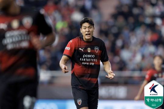 팀 독려하는 포항 이호재. 사진[연합뉴스]