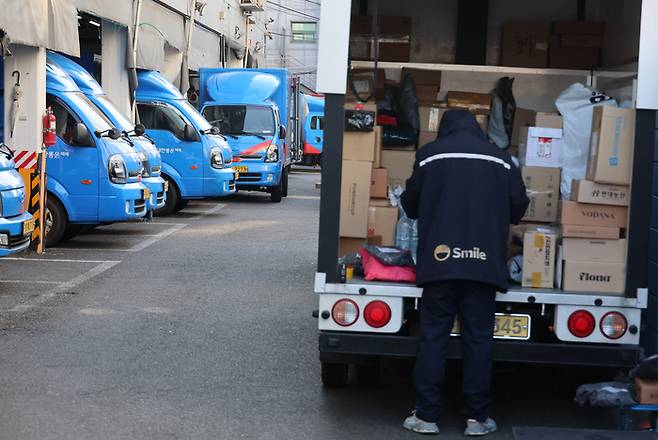 CJ대한통운은 주7일 배송을 지난 1월부터 시작했다. 사진은 서울 강서구 CJ대한통운 터미널에서 기사가 택배를 정리하는 모습. [사진 = 연합뉴스]