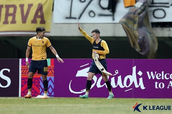 이날 최우수선수로 꼽힌 광주 FC 아사니(사진 오른쪽). 사진=한국프로축구연맹