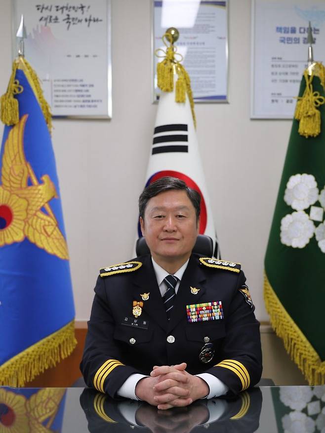 [고성(경남)=뉴시스] 신정철 기자= 제74대 경남 고성경찰서장으로 김상동(사진) 전 경남지방경찰청 112상황팀장이 취임했다. 11일 김상동 서장은 (직원들에게)"앞으로 범죄 예방과 질서유지뿐만 아니라, 군민 여러분의 작은 목소리에도 귀 기울이며 따뜻하고 신뢰받는 군민의 경찰이 되어줄 것”을 당부했다,(사진=고성경찰서 제공).2025.03.13. photo@newsis.com *재판매 및 DB 금지