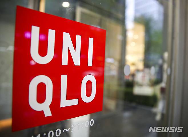 [서울=뉴시스] 정병혁 기자 = 유니클로가  지난해 국내 SPA 패션 시장에서 '탑텐'을 제치고 1위에 올랐다. 금융감독원 전자공시시스템에 따르면 국내에서 유니클로를 운영하는 FRL코리아(에프알엘코리아)의 지난해 매출은 8036억원, 영업이익은 1347억원을 기록했다. 사진은 5일 오전 서울시내 유니클로 매장의 모습. 2023.04.05. jhope@newsis.com