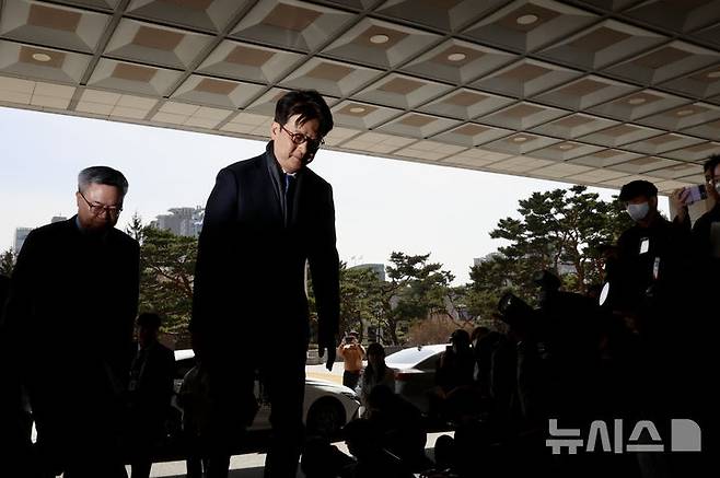 [서울=뉴시스] 김명년 기자 = 헌법재판소에서 탄핵소추안이 기각되면서 직무에 복귀한 이창수 중앙지검장이 13일 오후 서울 서초구 서울중앙지방검찰청으로 출근하고 있다. 2025.03.13. kmn@newsis.com