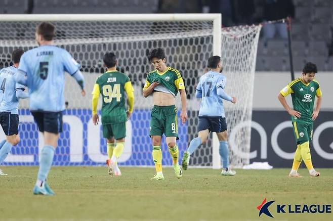 [서울=뉴시스] 프로축구 K리그1 전북 현대, 시드니FC(호주)와의 2024~2025시즌 아시아축구연맹(AFC) 챔피언스리그2(ACL2) 8강서 합계 점수 2-5로 탈락. 사진은 용인미르스타디움에서 열린 지난 1차전. (사진=한국프로축구연맹 제공) *재판매 및 DB 금지