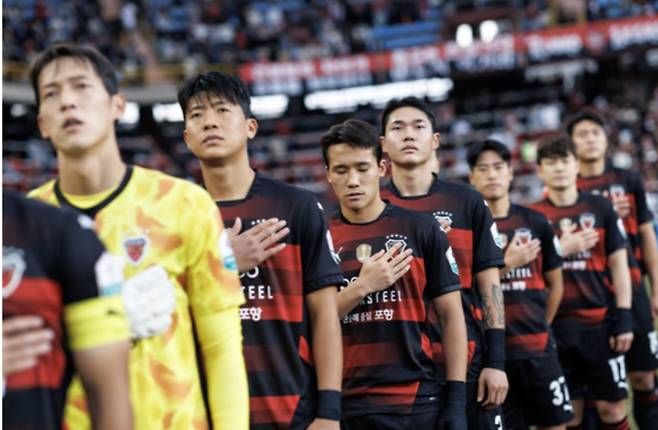 올해 들어 승리가 없는 포항스틸러스 선수들. 한국프로축구연맹 제공