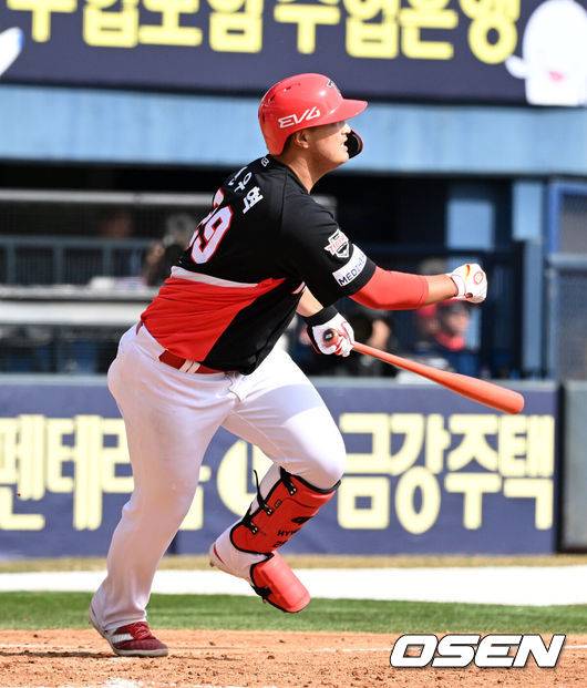 [OSEN=잠실, 지형준 기자] 13일 오후 서울 잠실야구장에서 2025 신한 SOL뱅크 KBO 리그 시범경기 두산 베어스와 KIA 타이거즈의 경기가 열렸다.KBO리그 10개 구단은 오는 18일까지 시범경기 10경기를 소화한다. 2025시즌 개막전은 오는 22일 개최된다.7회초 2사 만루에서 KIA 변우혁이 2타점 중전 적시타를 날리고 있다. 2025.03.13 / jpnews@osen.co.kr