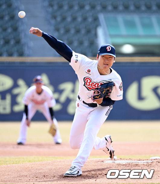 [OSEN=잠실, 지형준 기자] 13일 오후 서울 잠실야구장에서 2025 신한 SOL뱅크 KBO 리그 시범경기 두산 베어스와 KIA 타이거즈의 경기가 열렸다.KBO리그 10개 구단은 오는 18일까지 시범경기 10경기를 소화한다. 2025시즌 개막전은 오는 22일 개최된다.1회초 두산 곽빈이 역투하고 있다. 2025.03.13 / jpnews@osen.co.kr